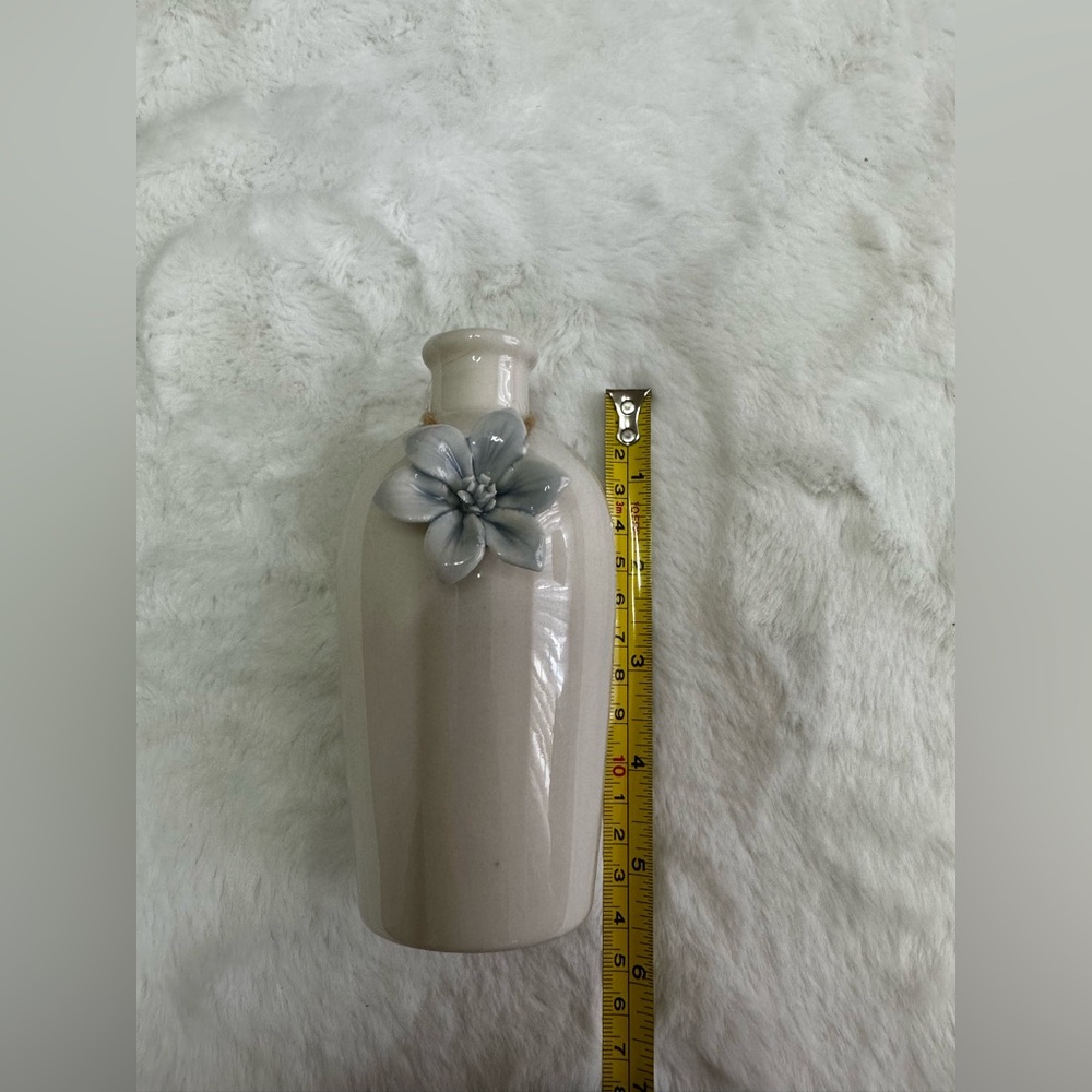 Elegant Cream Vase with light blue Floral Accent - Picture 5 of 5